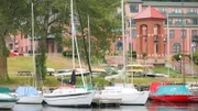 Segelboote säumen den Marquette Harbor auf der Oberen Halbinsel von Michigan entlang der Küste des Lake Superior.