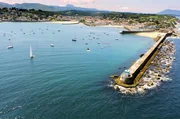 In der Bucht von Saint-Jean-de-Luz lagern die Weinfässer von Emmanuel Poirmeur unter Wasser.