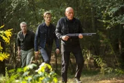 (v.l.n.r.) James MacGyver (Tate Donovan); Angus MacGyver (Lucas Till); Elliot Mason (Peter Weller)