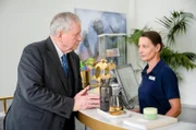 Oberstaatsanwalt Bernd Reuther (Rainer Hunold) im Gespräch mit Silvia Mertens (Antonia Gerke).