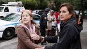 Detective Olivia Benson (Mariska Hargitay, r.) gelingt es, den gestohlenen Wagen von Allie (Lisa Joyce) zu finden. Doch von ihrem drei Monate alten Säugling fehlt nach wie vor jede Spur.
