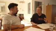 Köchin Maria und Gastronom Selim entwerfen die Speisekarte für das neue Restaurant. +++ Die Verwendung des sendungsbezogenen Materials ist nur mit dem Hinweis und Verlinkung auf RTL+ gestattet.
