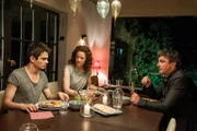 Lukas Jäger (Anton Andreew, l.) freut sich auf das gemeinsame Abendessen zur Feier seines Wiedereinzugs bei seiner Mutter Rike (Regula Grauwiller, M.). Er mag den neuen Freund seiner Mutter, Martin Gruber (Hans Sigl, r.), inzwischen sehr gerne.