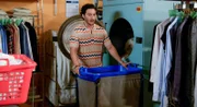 Elyas (Mehmet Daloglu) bekommt noch einen Auftrag, obwohl er zu einem Geburtstag gehen möchte. Doch so schnell gibt er nicht auf.