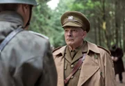 Charles Edward Montague (David Acton), Chef der britischen Militärzensur, trifft bei Kriegsende im belgischen Mons auf einen deutschen Offizier, der ihn um Schutz bittet.
