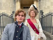Nachgestellte Szene: Ein junger Adeliger und Queen Charlotte.