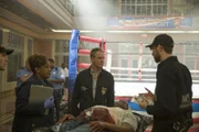 Wade (CCH Pounder, l.) und Lund (Rob Kerkovich, r.) stehen vor einem Rätsel. Ihnen ist nicht klar, warum der Pastor der Clearwater Baptist sterben musste. Nur Pride (Scott Bakula, M.) glaubt, die Lösung zu wissen ...
