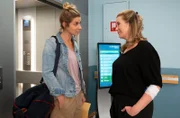 Davina Schröter (Jalea Probst, li.) und Sarah Marquardt (Alexa Maria Surholt, re.) verabschieden sich herzlich. Davina versichert Sarah noch einmal, dass sie ganz sicher eine tolle Mutter wird.