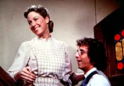 Caroline Ingalls (Karen Grassle, l.) überbringt Percival (Steve Tracy, r.) die Nachricht, dass er Vater von Zwillingen geworden ist.