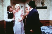 Percival Dalton (Steve Tracy, l.) schützt seine hochschwangere Frau Nellie (Alison Arngrim, 2.v.l.) vor den Streitereien beider Eltern.