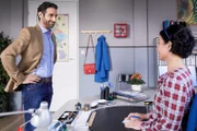 Der neue Controller des Rosenheimer Kommissariats, Daniel Donato (Paul Brusa), stellt sich an seinem ersten Arbeitstag gut gelaunt bei Frau Stockl (Marisa Burger) vor.