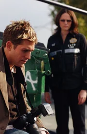 Am Tatort einer Bandenschießerei verkomplizieren sich die Ermittlungen, als Greg (Eric Szmanda) Sara (Jorja Fox) einen weiteren grausigen Fund zeigt: Ein toter Junge wurde in einem Abfallcontainer entsorgt.