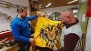 v.li.: Thomas Rogelböck und Markus Schwindsackl während ServusTV´s "Die Schatzjäger – Händler und Experten bei der Arbeit" im Geschäft "Dachboden Pirat", Kennelbach.