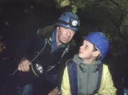 Johannes (Ulrich Pleitgen, l.) führt die Gruppe bei einem Ausflug in die Bärenhöhle, den Peters (David Bode, r.) Schulklasse unternimmt.
