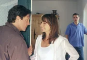 15 Uhr im Ersten. Christian (Francis Fulton-Smith, l.) ist sehr angetan von der attraktiven Schulrektorin Marlene (Christina Plate, M.). Auch sie ist allein erziehend, doch ihr Sohn Gregor (Martin Goeres, r.) lebt bei seinem Vater.