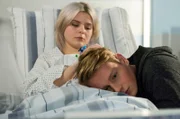 Die schwangere Ann-Sophie Marschall (Carlotta Truman, l.) ist mit starken Schmerzen ins Klinikum gekommen. Die Untersuchung bringt eine erschütternde Nachricht mit sich. Doch Ann-Sophie und ihr Freund Justin Wenzel (Lukas Zumbrock, r.) wollen die schwere Zeit gemeinsam durchstehen.