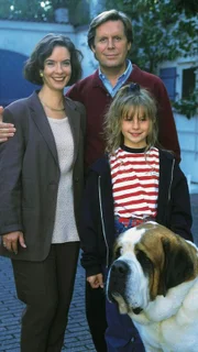 Eine glückliche Familie: Bea (Isabelle von Siebenthal), Stefan (Sigmar Solbach), die kleine Iris (Jana Kilka) und Hund Teddy.