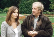 Marlene (Christina Plate, l.) sucht Rat bei Johannes (Ulrich Pleitgen, r.).