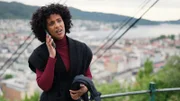 Die Biologin Esther (Selome Emnetu) bekommt einen dringlichen Anruf von ihrem Chef.