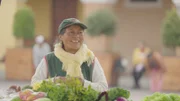 Bäuerin Erlinda Pillajo verkauft ihr Biogemüse an ihrem Marktstand im ecuadorianischen Cayambe.