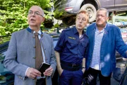 Polizeidirektor Achtziger (Alexander Duda, l.), Kommissar Hofer (Joseph Hannesschläger, r.) und Polizeihauptmeister Mohr (Max Müller, M.) entdecken eine Überwachungskamera auf dem Autoschrottplatz. Ob die Bilder der Kamera zur Aufklärung des Falls beitragen können?