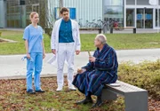 ARD IN ALLER FREUNDSCHAFT - DIE JUNGEN ÄRZTE, Folge 11, "In letzter Sekunde", am Donnerstag (16.04.15) um 18:50 Uhr im ERSTEN. Dr. Ahrend (Roy Peter Link, M.) und Julia Berger (Mirka Pigulla, l.) finden Herrn Zimmermann (Dietrich Mattausch, r.), der kurz vor seiner Herztransplantation aus dem OP geflüchtet ist, vor dem Klinikum essend und Alkohol trinkend. Eine OP ist damit ausgeschlossen und das Spenderherz wertlos.