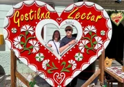Petra (l.) und Rüdiger (r.) Erbslöh in der mittelalterlichen Stadt Radvlijca vor der von Alesa Music betriebenen kleinen Lebkuchen-Manufaktur.