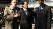Die Ehefrau eines japanischen Touristen wird auf offener Straße erschossen. Auf den Ermittlern Det. Lennie Briscoe (Jerry Orbach, li.) und Det. Edward Green (Jesse L. Martin, re.) lastet nach dem Mord ein enormer Erfolgsdruck, da sich der Ehemann (Will Yun Lee) mit seinen Vorwürfen an die Weltpresse wendet. Doch dank geschickter Ermittlungsmethoden wendet sich das Blatt schließlich gegen den vermeintlich trauernden Witwer.