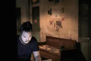 RJ sucht online nach Informationen.