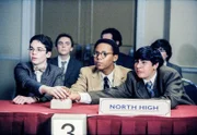 vorne: Kevin (Victor Z. Isaac, li.), Stevie (Craig Lamar Traylor, mi.) und Lloyd (Evan Matthew Cohen, re.) geben beim akademischen Achtkampf ihr Bestes. Malcolm (Frankie Muniz, hi.li.) , Mr. Herkabe (Chris Eigeman, hi.mi.) und Dabney (Kyle Sullivan, hi.re.) sehen gespannt zu.