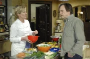 Susanne (Heike Jonca, l.) und Armin (Rainer Will, r.) befürchten einen weiteren Besuch vom Gesundheitsamt.