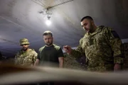Der ukrainische Präsident Wolodymyr Selenskyj (M.) wird bei einem Besuch in der südöstlichen Provinz Saporischschja in Saporischschja, an einem Kommandoposten über die russische Invasion informiert.