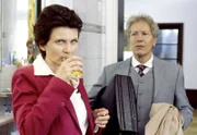 MDR Fernsehen FAMILIE DR. KLEIST II. STAFFEL FOLGE 14, am Sonntag (25.04.10) um 15.10 Uhr. Carola Baum (Angela Hobrig, l.), Pressesprecherin der Eisenacher Brauerei und Frau des Bürgermeisters Erwin Baum (Bernd Herzsprung, r.) ist durch die Doppelbelastung in Job und Familie überfordert. Um mit dem großen Stress fertig zu werden, schluckt sie, als sie starke Schmerzen hat, Tabletten.