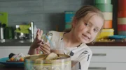 Klara (Paulina Pizarro Swartling) will sich lieber ihr eigenes Essen machen.