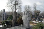 Das Grab von Antanas Moncys: Die organisch geformten Holzskulpturen, Zeichnungen und Masken des litauischen Bildhauers spiegeln die Ehrfurcht vor dem Leben wider, die das litauische Volk beseelt.