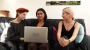 Raga (Mitte) zeigt ihren Freundinnen Kira (Links) und Emi (Rechts) ihre Eindrücke vom Auslandsjahr in Brasilien.