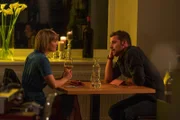 Bei einem romantischen Abend kommen sich Jessica (Maxi Warwel) und Simon (Ferdinand Seebacher) näher.