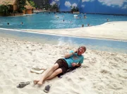 rbb Fernsehen KESSLERS EXPEDITION, "So weit die Huskys laufen, Folge 2", Im Tropical Islands lässt es sich Michael Kessler erstmal gutgehen - bis auf die lästigen Anrufe.