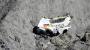 Am 24. März zerschellt ein Flugzeug der GermanWings in den Alpen - es ist die größte Katastrophe in der Geschichte der deutschen Luftfahrt. Alle 150 Menschen, die sich an Bord der 4U9525 unterwegs von Barcelona nach Düsseldorf befanden, kamen bei dem Absturz ums Leben. Die vierteilige Serie rekonstruiert den Absturz und seine Folgen aus Sicht der französischen Polizei und der deutschen Ermittlern, der Angehörigen, der Lufthansa und der Staatsanwaltschaft. - Trümmer der Germanwings-Maschine A320-211 liegen an der Absturzstelle in der Nähe von Le Vernet in den französischen Alpen. Am 24.3.2020 jährt sich der Germanwings-Absturz zum fünften mal.