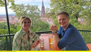 Der Stadtrundgang von Joa Magnolia und Moderator Michael Friemel endet im Biergarten auf dem Schlossberg.
