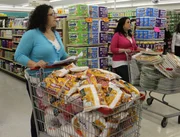 Erin (L) shopping with her friend Lorie.