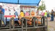Die Schlange im „Croatian Village“ ist immer lang, aber das herzhafte, über offener Flamme am Spieß gebratene kroatische Hähnchen ist das Warten wert.