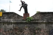 RJ erkundet das Fort Cornwallis in Malaysia.