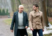 ARD IN ALLER FREUNDSCHAFT - DIE JUNGEN ÄRZTE, neue Vorabend-Weekly mit 42 Folgen. Folge 12 "Neues Leben", am Donnerstag (23.04.15) um 18.50 Uhr im Ersten. Dr. Niklas Ahrend (Roy Peter Link, r.) besucht seinen Freund und Mentor Dr. Harald Loosen (Robert Giggenbach, l.) bei dessen Reha. Sie sprechen über aktuelle Geschehnisse und die Arbeit mit den Assistenzärzten.