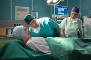 Es ist Weihnachten und Dr. Philipp Brentano hat eigentlich frei, doch Berta Ingheim hat sich den Oberschenkelhals gebrochen, der schnell operiert werden sollte. Als Philipp der Patientin jedoch OP-bereit gegenübersteht, stellt sich heraus, dass sie weit mehr Symptome hat, unter anderem Husten und Fieber, und er sie so nicht operieren kann. Auch Schwester Jasmin Hatem wundert sich über die schnelle Verschlechterung des gesundheitlichen Zustands der Patientin.