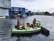 Kopenhagen/Dänemark. Ausflug zum "Copenhot" mit Caro, Joey und Brydi vom Showensemble - Carolin "Caro" Rossow (Bühnenkünstlerin des Showensembles),  Johanna "Joey" Wypich (Leiterin des Showensemble), Brydi Pedder (Showensemble) - und Bootsführer/Guide Federico Covsini. Der schwimmende Jacuzzi auf dem Boot ist mit 40 Grad warmen Seewasser gefüllt.