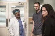 Der Schock sitzt bei Wade (CCH Pounder, l.), Gregorio (Vanessa Ferlito, r.) und Lund (Rob Kerkovich) tief. Keiner der drei kann glauben, was passiert ist ...