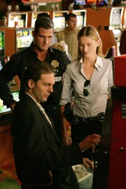 "CSI - Den Tätern auf der Spur", "Spiel mit dem Tod." Unter großem medialem Interesse checkt der umjubelte Filmstar Julian Harper in einem Hotel in Las Vegas ein. Kurze Zeit später findet man seine Leiche in seiner Suite. Erste Anhaltspunkte liefert das Video aus der Überwachungskamera im Aufzug. Darauf ist eine attraktive Frau in rotem Kleid beim Verlassen von Harpers Zimmer zu sehen. Grissom untersucht den Mord an einem Taxifahrer. Als er die zuletzt angefahrene Adresse überprüft, trifft er auf Catherine, die ebendort einen Tatort inspiziert.Im Bild (v.li.): George Eads (Nick Stokes), Jerry Weil (Rechtsanwalt), Kristin Richardson (Eva).