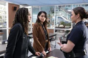 Detective Harper (Mekia Cox, l.) und Detective Lopez (Alyssa Diaz, M.) planen Lucy (Melissa O'Neil, r.) als undercover Kindermädchen in das Haus des berüchtigten Geldwäschers Bautista einzuschleusen, um in seinem innersten Kreis geheime Informationen zu sammeln.