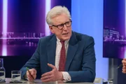 Zu Gast bei Moderatorin Sandra Maischberger: Theo Koll (langjähriger Leiter des ZDF-Hauptstadtstudios)
